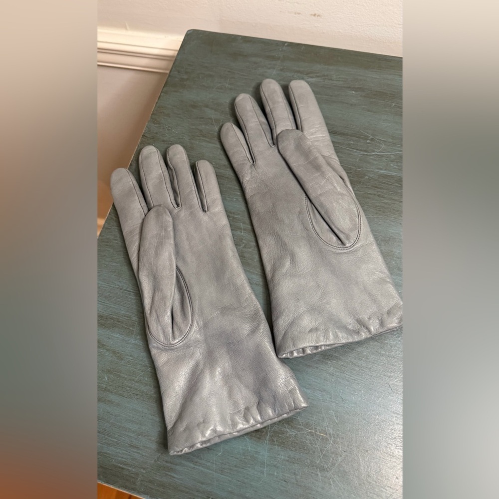ARIS Grey soft leather gloves. Vintage Cashmere lining.
First small to medium